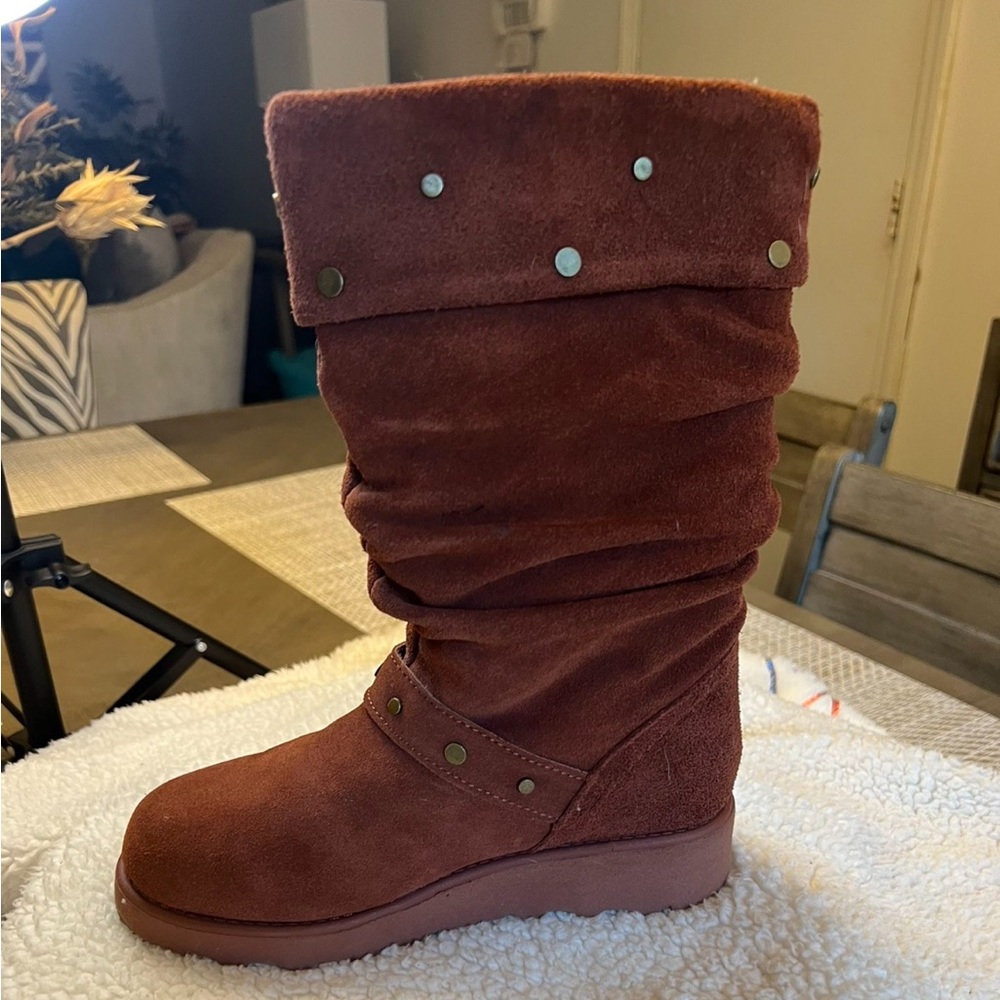 Bear Paw, studded chestnut brown, size 2